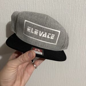 NEW Elevate Flat Brim SnapBack Hat Grey Black Skate Motor Richardson M/L NWOT